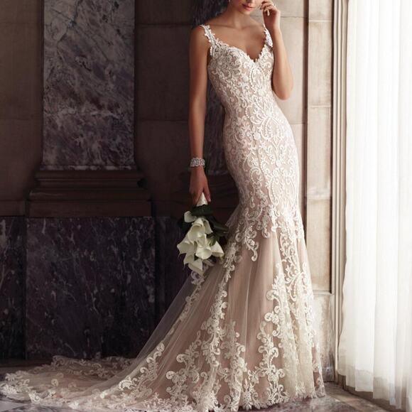 Elegant Lace Wedding Dress in Cream - Picture 1 of 12